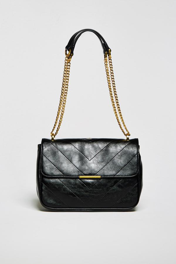 Con costuras vistas a tono, y cierre de solapa con aplique en dorado, este bolso de Sfera con asa de hombro con cadena también en dorado cuesta 17,99 euros. 