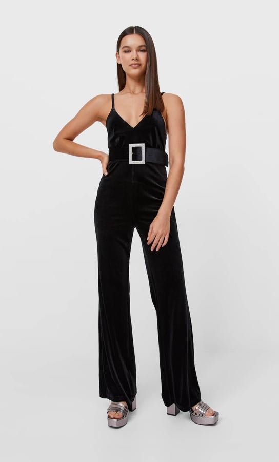 Escote de pico, tirantes finos y cinturón con brillos en la hebilla para este mono de terciopelo que podemos encontrar en Stradivarius. Con perneras anchas fluidas, podemos comprarlo por 35,99 euros. 