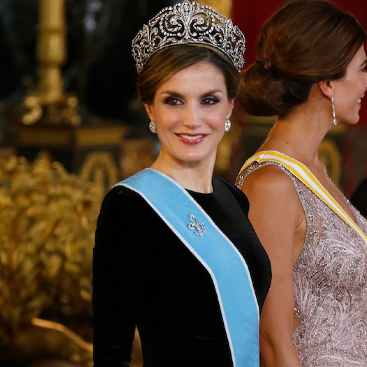 Pincha en la foto para ver todos los looks de la Reina Letizia en los Premios Princesa de Asturias y su evolución de estilo a lo largo de los años, en fotos. 