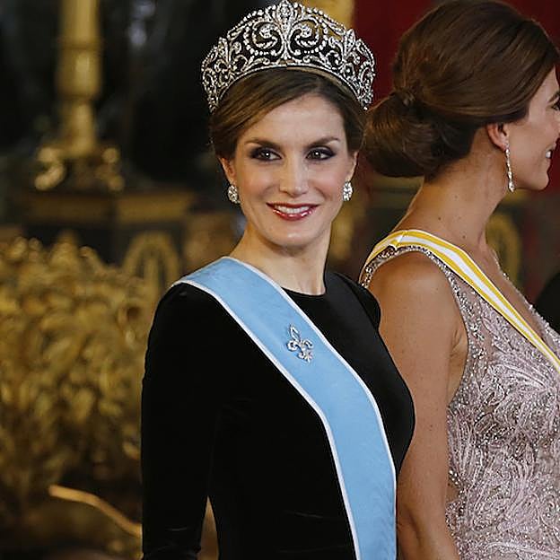 La joya más cara de la Corona española no es una tiara, ni tampoco la tiene la reina Letizia: por qué la infanta Elena posee el collar de rubíes, esmeraldas, zafiros y diamantes más valioso del joyero real