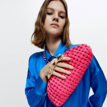 Imagen secundaria 1 - Los bolsos de fiesta más bonitos y sofisticados que necesitas para elevar tu look de forma fácil