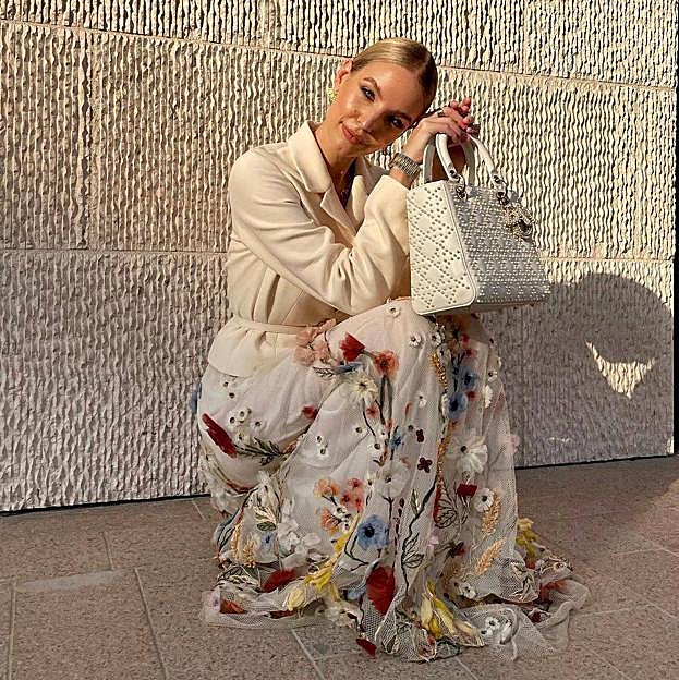 Cómo llevar faldas, camisas y vestidos de flores en invierno para conseguir un look romántico, calentito y muy favorecedor