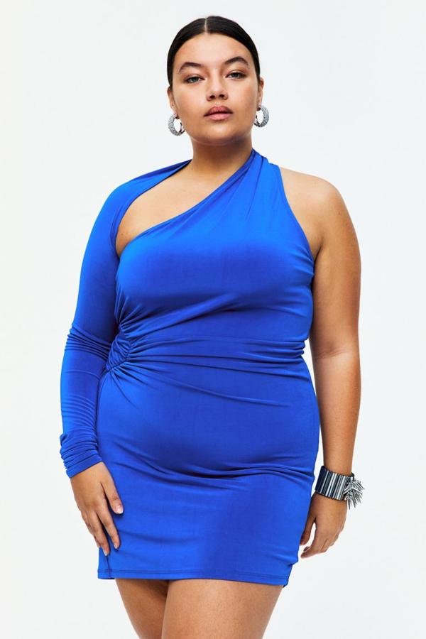 Vestido corto de un hombro en punto pesado de acetato de celulosa Nai Renew y elastano reciclado. Modelo con sección cut-out en la parte superior, una manga larga y efecto drapeado en la cintura (49,99 euros).