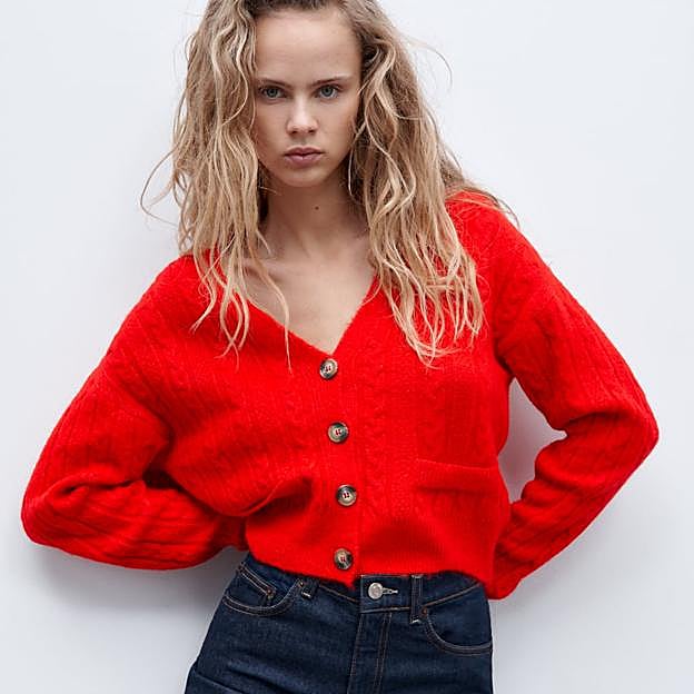 Imagen principal - 1. Cárdigan de punto con ochos de Zara (25,99 euros). Jersey con estampado jacquard de Zara (29,99 euros). Cjaqueta larga con botones dorados de Zara (69,99 euros). 
