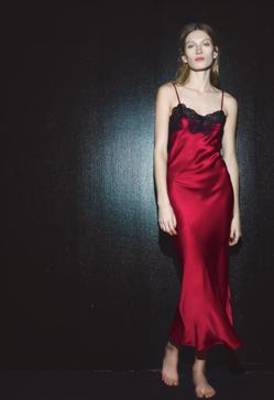 Imagen secundaria 2 - 1, Vestido corto cruzado de Zara (29,99 euros). 2. Vestido satinado de color rojo de Zara (29,99 euros). 3. Vestido midi de tirantes con detalles de encaje de Zara (99,99 euros). 