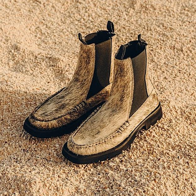 Imagen principal - Las botas tipo mocasín, la original tendencia que ya ha llegado a Sfera y Mango (y a la que no te vas a poder resistir)