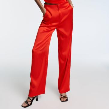 Imagen secundaria 1 - A todo color. 1. Pantalón con estampado jacquard en color turquesa de Zara (29,99 euros). 2.. Pantalón de color rojo satinado de Zara (25,99 euros). 3. Pantalón fluido de color marrón de Zara (29,99 euros). 