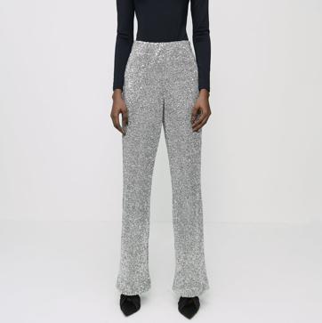 Imagen secundaria 1 - Lentejuelas de colores. 1. Pantalón de lentejuelas doradas de Zara (39,99 euros). 2. Pantalón plateado de Zara (39,99 euros). 3. Pantalón con lentejuelas en verde oscuro de Zara (39,99 euros). 