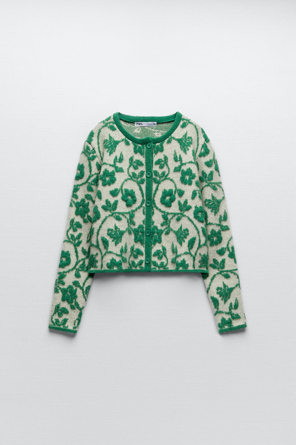 Si empezáis a estar un poco cansadas de tanta colección de fiesta, también hay propuestas para el día a día. Esta chaqueta de punto con flores, en verde y blanco, es una de las prendas más bonitas de la semana. Cárdigan de Zara (29,99 euros). 