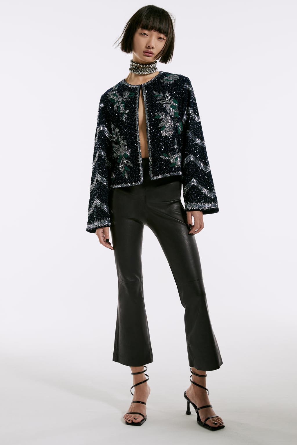 Las chaquetas joya tienen el poder de transformar un look básico al instante. Esta con bordados joya de Zara es una opción perfecta. (99,99 euros). 