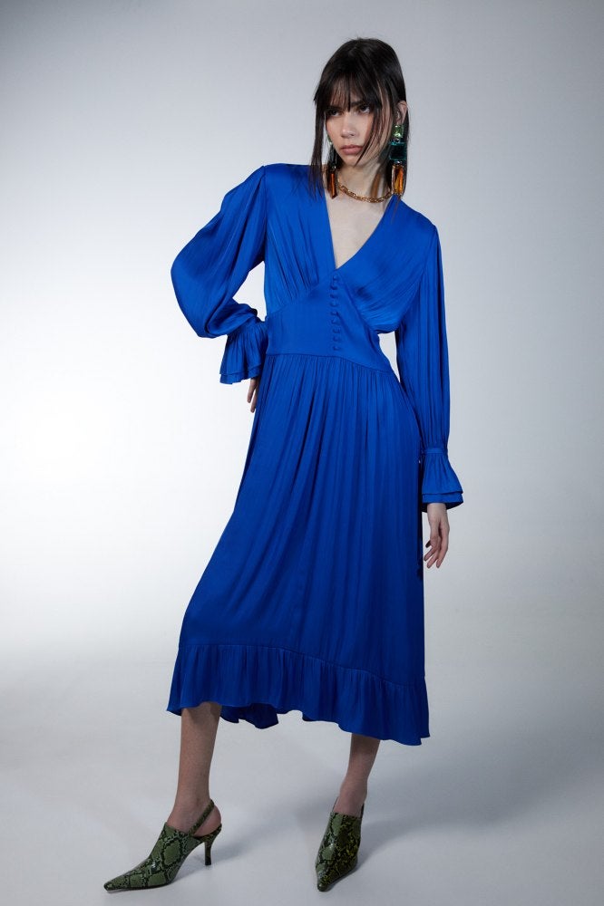 Este vestido ya lo habíamos visto en color morado, pero ahora vuelve a saltar a escena en color azulón. De manga larga, con botones y un corte super favorecedor. Vestido satinado de Sfera (49,99 euros). 