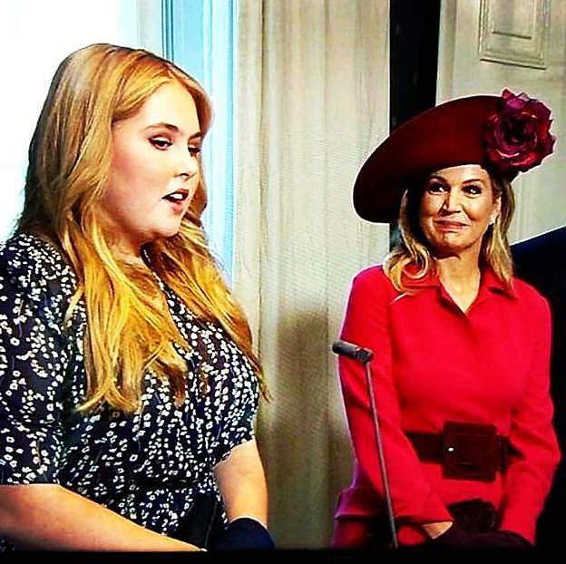 La reina Máxima mirando con orgullo a su hija la princesa Catalina Amalia dando su primer discurso