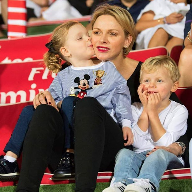 Si quieres ver los mejores looks de la princesa Charlène, pincha en la imagen.