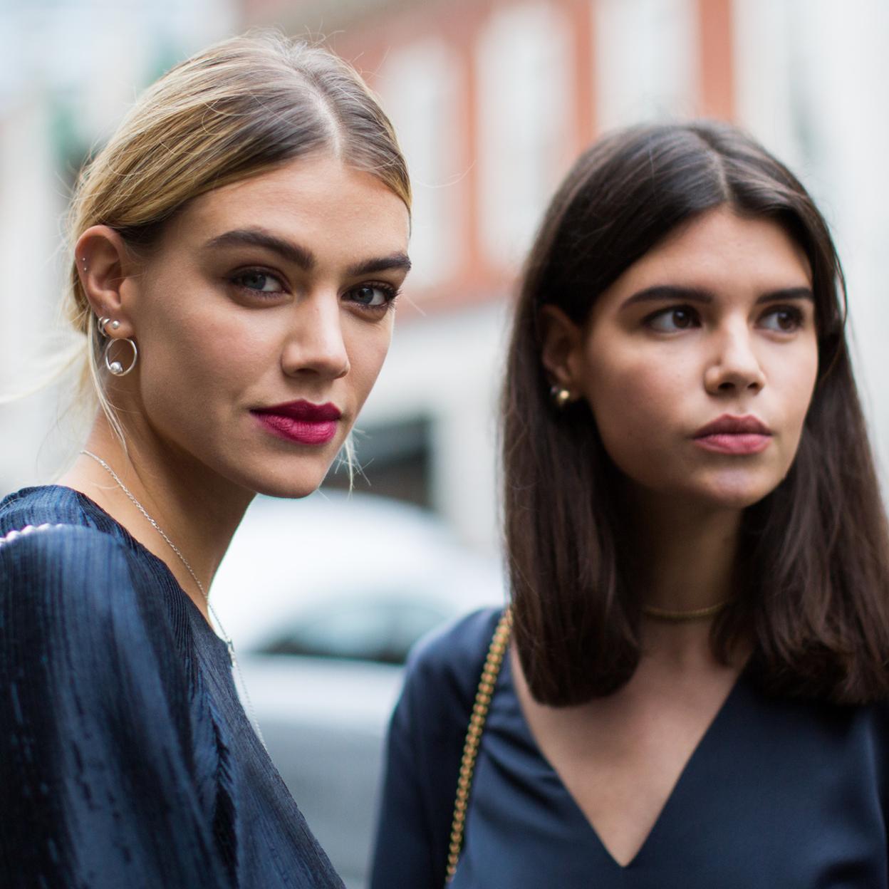 Pincha en la imagen para descubrir los mejores sérums y cremas para el contorno de los ojos que mejoran bolsas y ojeras, y acaban con la mirada cansada.