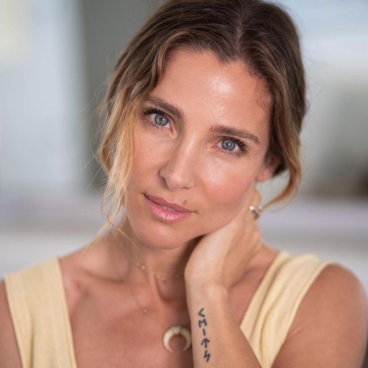 Negras, de estilo militar y comodísimas: así son las botas 'made in Spain' de Elsa Pataky que rejuvenecen y son perfectas para el día a día