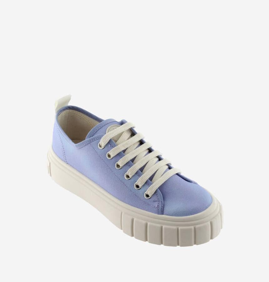 Zapatillas con plataforma y estapado tie-dye, de Victoria (59,99 euros).