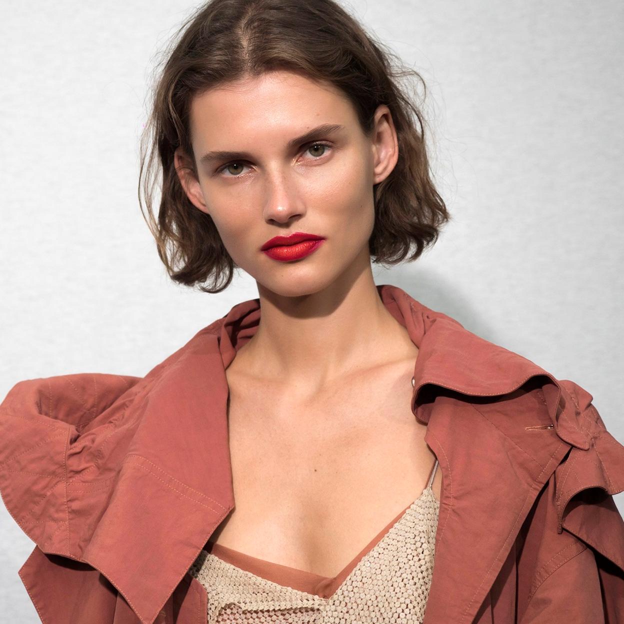 Pincha en la imagen para descubrir los mejores gloss que dan volumen a los labios sin inyecciones de ácido hialurónico.