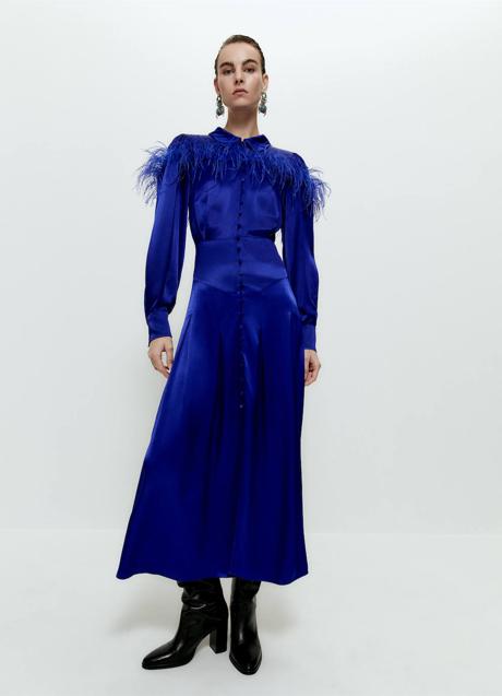 Imagen - El vestido azul tiene plumas en el escote y los brazos