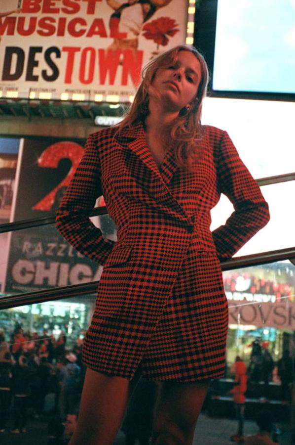 En color rojo, con estampado pata de gallo en negro, este vestido mono con cuello solapa y mangas largas con hombreras tiene bolsillos con solapa en delantero y cierre cruzado con cremallera. Podemos comprarlo por 39,95 euros. 