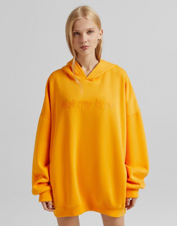 Diseño oversize con capucha para esta sudadera con print en el frontal a tono que podemos comprar en Bershka por 22,99 euros. 