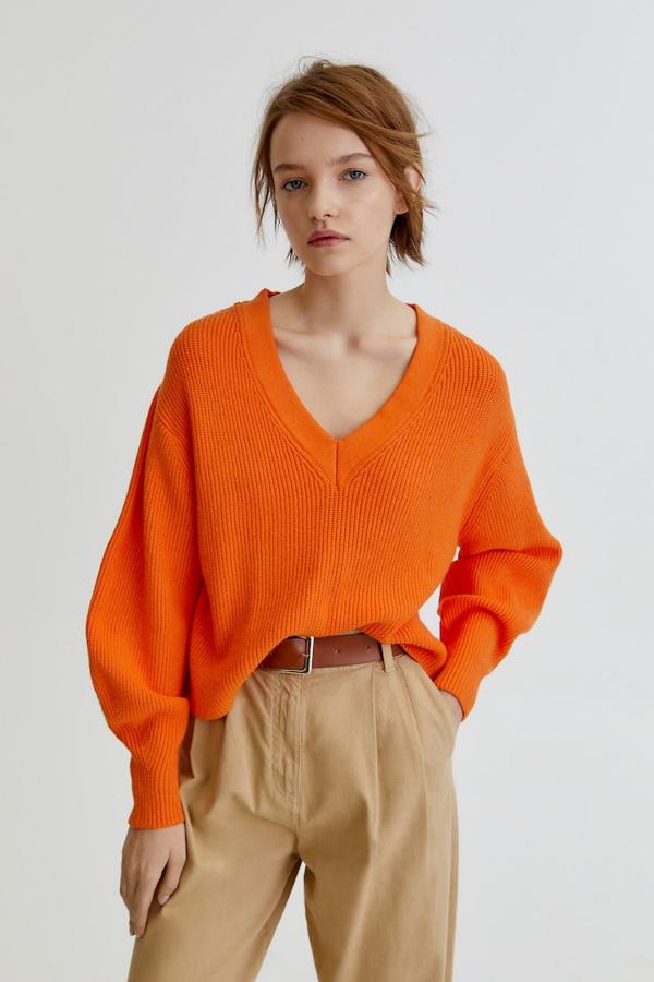 En punto perlado, con cuello de pico, este jersey de Pull&Bear podemos comprarlo por 22,99 euros. 
