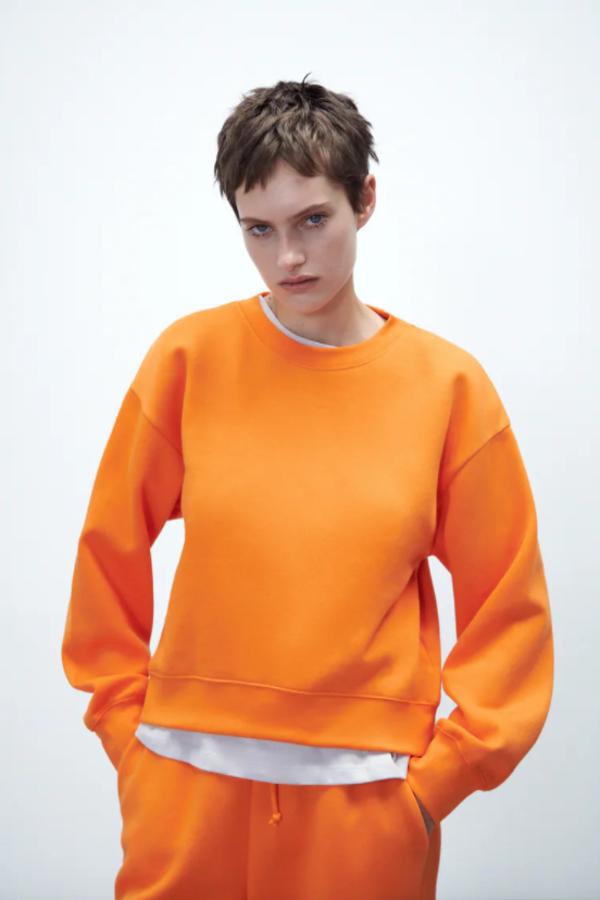 Con acabados en rib, esta sudadera básica de Zara viene con cuello redondo y mangas largas y cuesta 9,95 euros. 