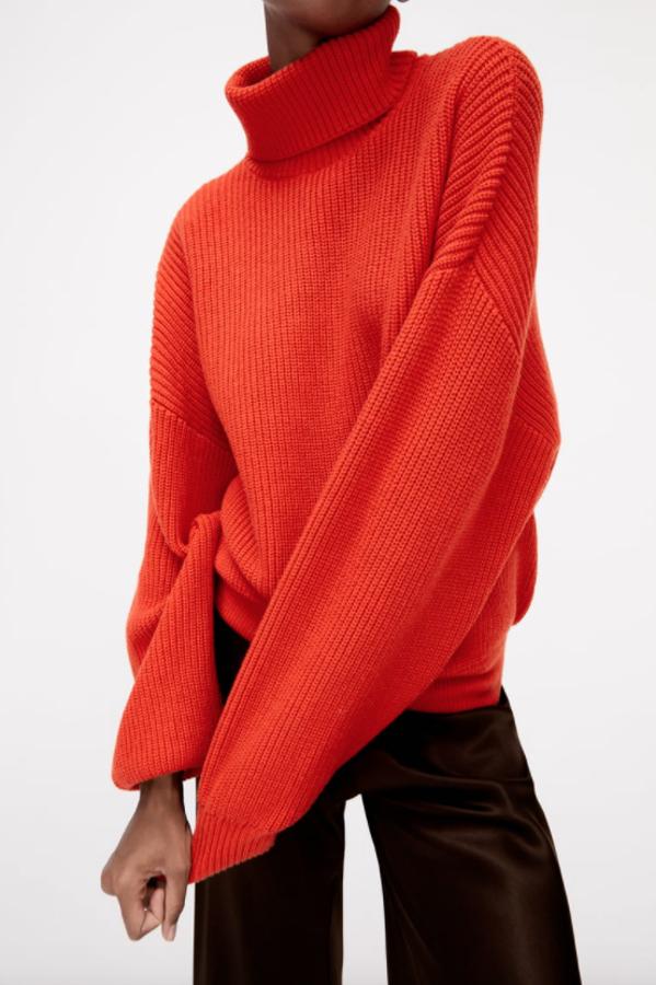 Cuello subido y mangas largas para este jersey de punto de Zara con diseño de hombros caídos y acabados en rib. Tiene un precio de 29,95 euros. 