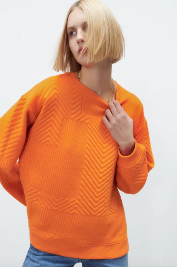 Diseño amplio para esta sudadera acolchada de Zara con cuello redondo y mangas largas que tiene detalle con tejido en relieve en el frontal. Podemos comprarla por 25,95 euros. 