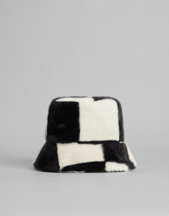 Efecto pelo en blanco y negro para este gorro bucket de Bershka que podemos comprar por 15,99 euros. 