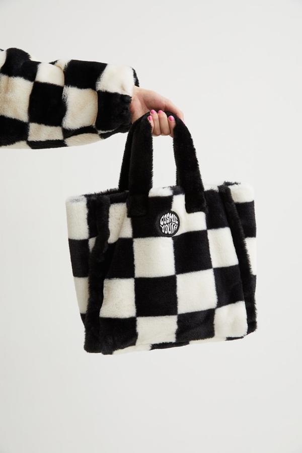 En formato shopper y pelo sintético corto, este bolso de H&M en blanco y negro con dos asas suaves y forro de tafetán podemos comprarlo por 24,99 euros. 