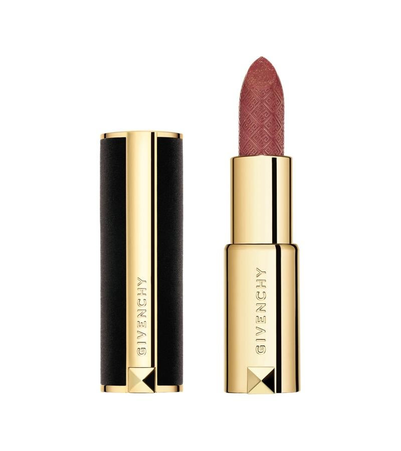 Perteneciente a su colección navideña, la firma nos presenta dos ediciones exclusivas de su labial Le Rouge en un envase dorado envuelto en terciopelo negro. El tono 501 Copper Nude es exclusivo de esta colección y es el aliado perfecto para las amantes de los tonos naturales. (36,50 euros).