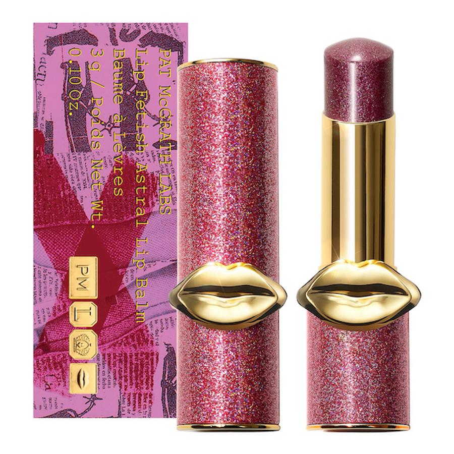 Lip Fetish Astral Limp Balm es un bálsamo con acabado iridescente que se inspira en las estrellas y en los meteoritos. Tras su aplicación, tus labios lucirán con un efecto brillo mientras que su fórmula hidrata y suaviza los labios sin sensación de pesadez. (37,99 euros).