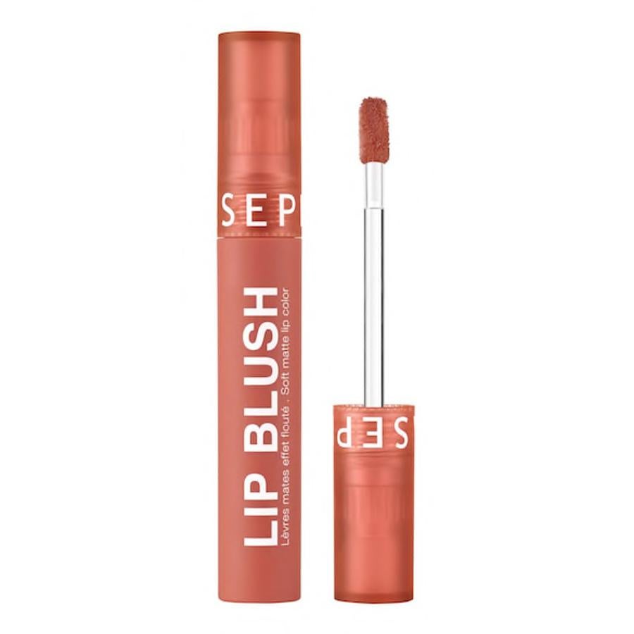 Si buscas un labial mate suave con el que conseguir el efecto boca mordida, Lip Blush de Sephora Collection es tu apuesta. Disponible en 10 tonos, tiene una textura aterciopelada que proporciona suavidad a los labios tras su aplicación. (9,99 euros).