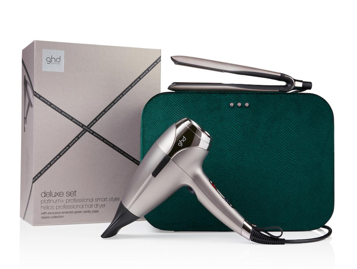 Desire Collection es la colección navideña de la firma de herramientas para el cabello GHD. El set GHD Deluxe está compuesto de secador y plancha en tonos plateados y presentado en un cofre en un elegante color verde esmeralda. (449 euros).
