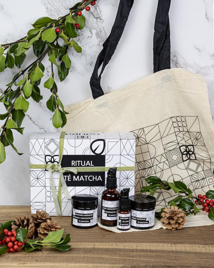 La firma española ha lanzado diferentes packs de regalo navideños con sus productos más icónicos. Este pack está creado específicamente para el cuidado de la piel con su bálsamo, su savia iluminadora, su contorno de ojos y su crema antiedad. Una opción vegana y cruelty free para los amantes de la belleza. (119,90 euros)