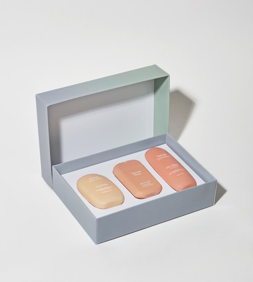 La firma española, que ha revolucionado el cuidado diario, ha creado los sets Great Care con algunos de sus best seller. Disponible en tonos azules o corales, estos sets están compuestos por su crema hidratante, higienizante de manos con relleno y pasta de dientes. 