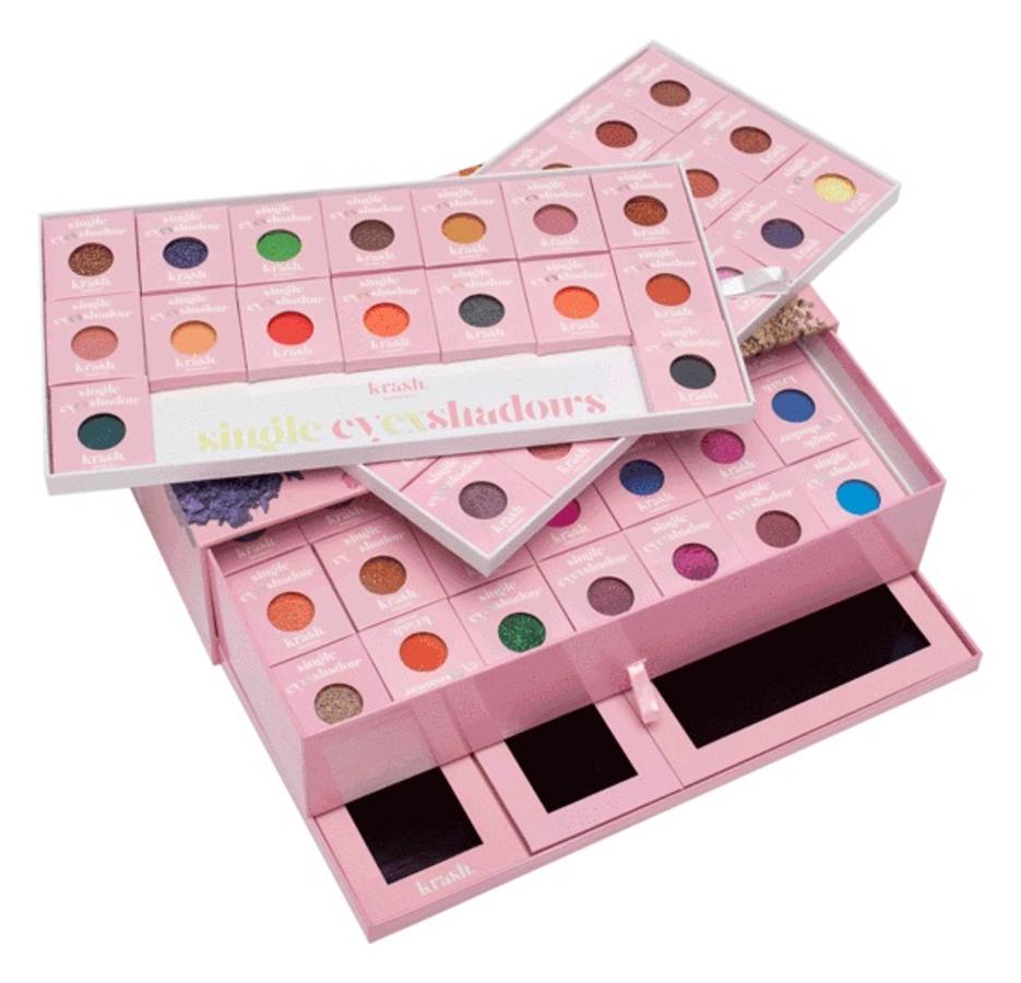 Si buscas el pack perfecto para los amantes del colorido, esta es la opción perfecta. La firma española, creada por Álvaro Kruse, ha recopilado su colección de sombras Single eyEXShadow en un pack con 100 sombras en todos los tonos y con paletas magnéticas de distintos tamaños en las que podrás guardar tus favoritas. (295,95 euros).