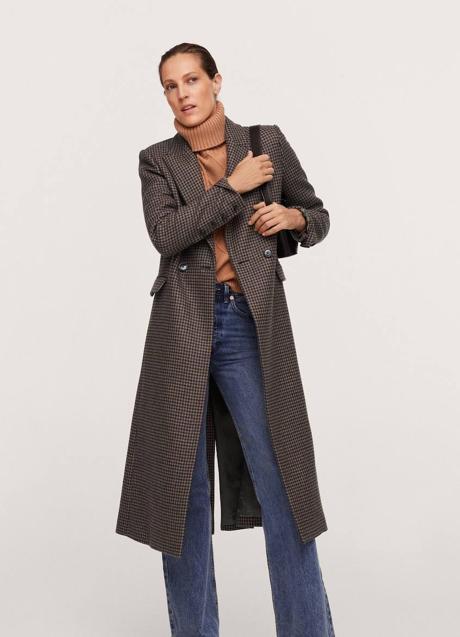 Imagen - El abrigo con estampado de pata de gallo tiene el cuello de pico