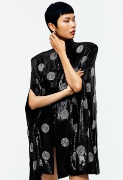 Imagen secundaria 2 - Del vestido rosa que arrasa en Instagram al traje favorito de las famosas: las prendas más originales y glamurosas de la nueva colección de H&amp;M