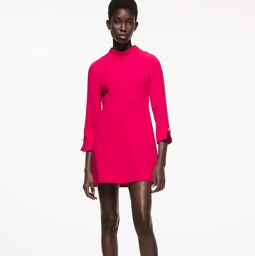 Imagen secundaria 1 - Nochebuena: 1. Vestido cruzado de terciopelo negro de Zara (49,99 euros). 2. Vestido mini con botones de color fucsia de Zara (29,99 euros). 3. Vestido de punto en color arena de Zara (29,99 euros). 