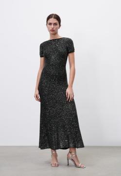 Imagen secundaria 2 - Para Nochevieja: 1. Mini vestido negro con manga abullonadas de Mango (39,99 euros). Vestido cruzado con lentejuelas moradas de Zara (49,99 euros). 3. Vestido midi de punto con lentejuelas de Zara (79,99 euros) 