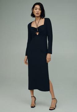 Imagen secundaria 2 - Para una cena con amigas: 1. Vestido drapeado con mangas abullonadas de Zara (39,99 euros). 2.Vestido rosa satinado con drapeados de Zara. (29,99 euros). 3. Vestido negro midi con aberturas de Mango (49,99 euros). 