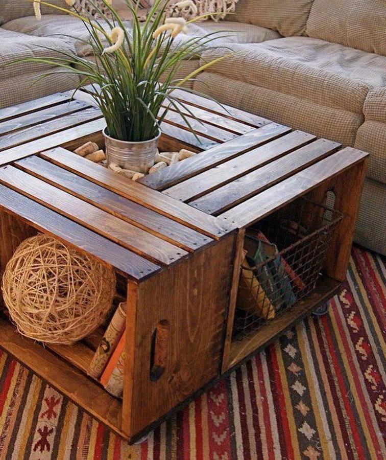 Sólo hacen falta cuatro cajas de madera Knagglig (10 euros) pintadas o barnizadas como más te gusten para hacer una preciosa mesa de centro para tu salón.