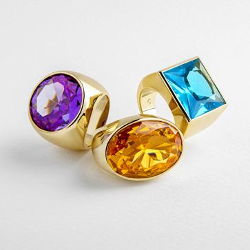 Imagen secundaria 1 - La colección de Carmen Lomana y Luxenter está fabricada en plata de ley con un baño de oro de 18k y piedras de diferentes colores.