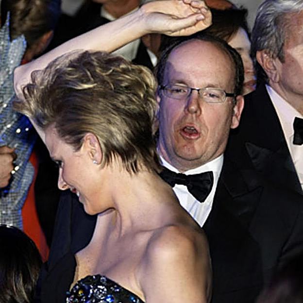 Charlene bailando y pasándolo bien en el Rose Ball de antes de casarse.