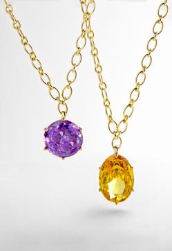 Imagen secundaria 2 - La colección de Carmen Lomana y Luxenter está fabricada en plata de ley con un baño de oro de 18k y piedras de diferentes colores.