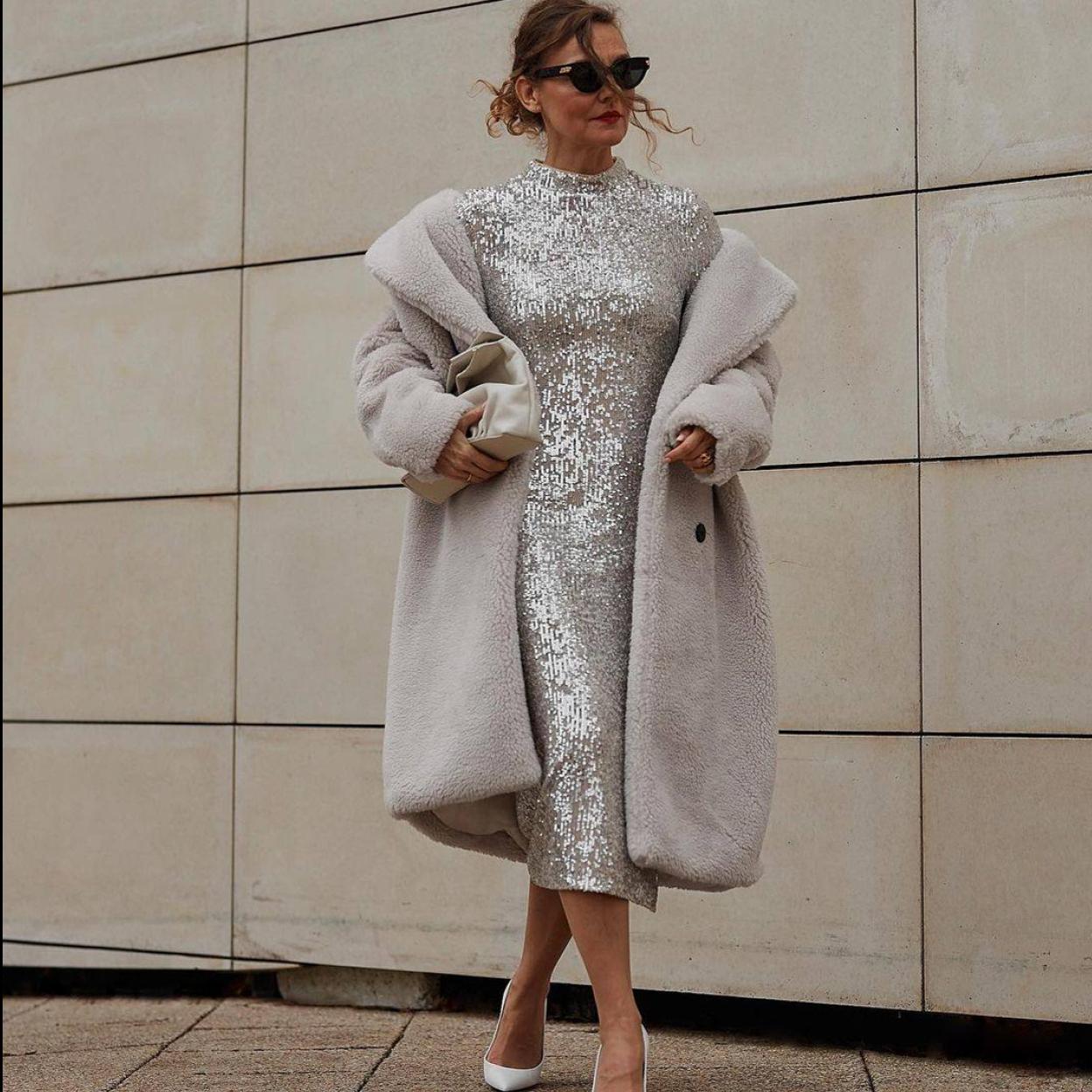 Pincha en la imagen para ver Las lentejuelas ya han llegado a Zara con las faldas, camisas y vestidos que te puedes poner en cualquier momento del día