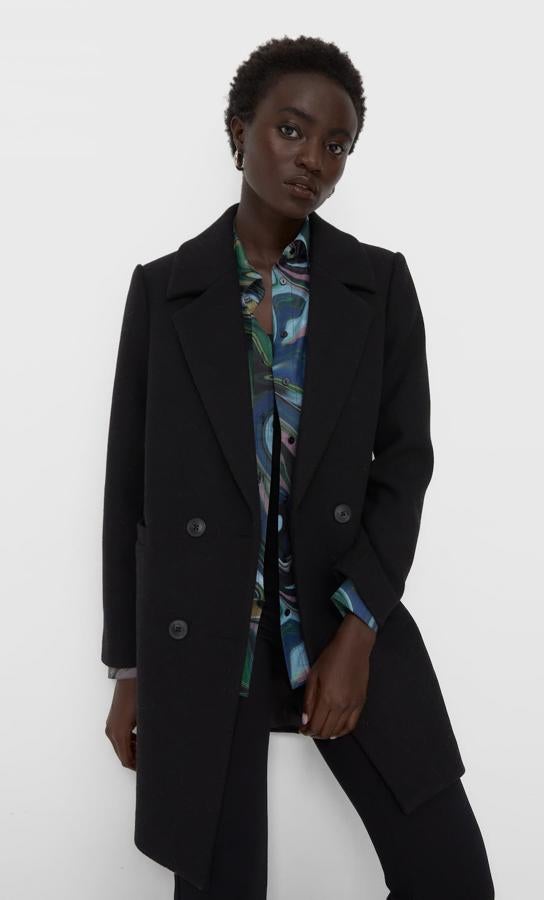 Diseño cruzado para este abrigo negro de Stradivarius con cuello de solapa con muescas, mangas largas con hombreras y bolsillos delanteros de vivo. Tiene un precio de 49,99 euros. 