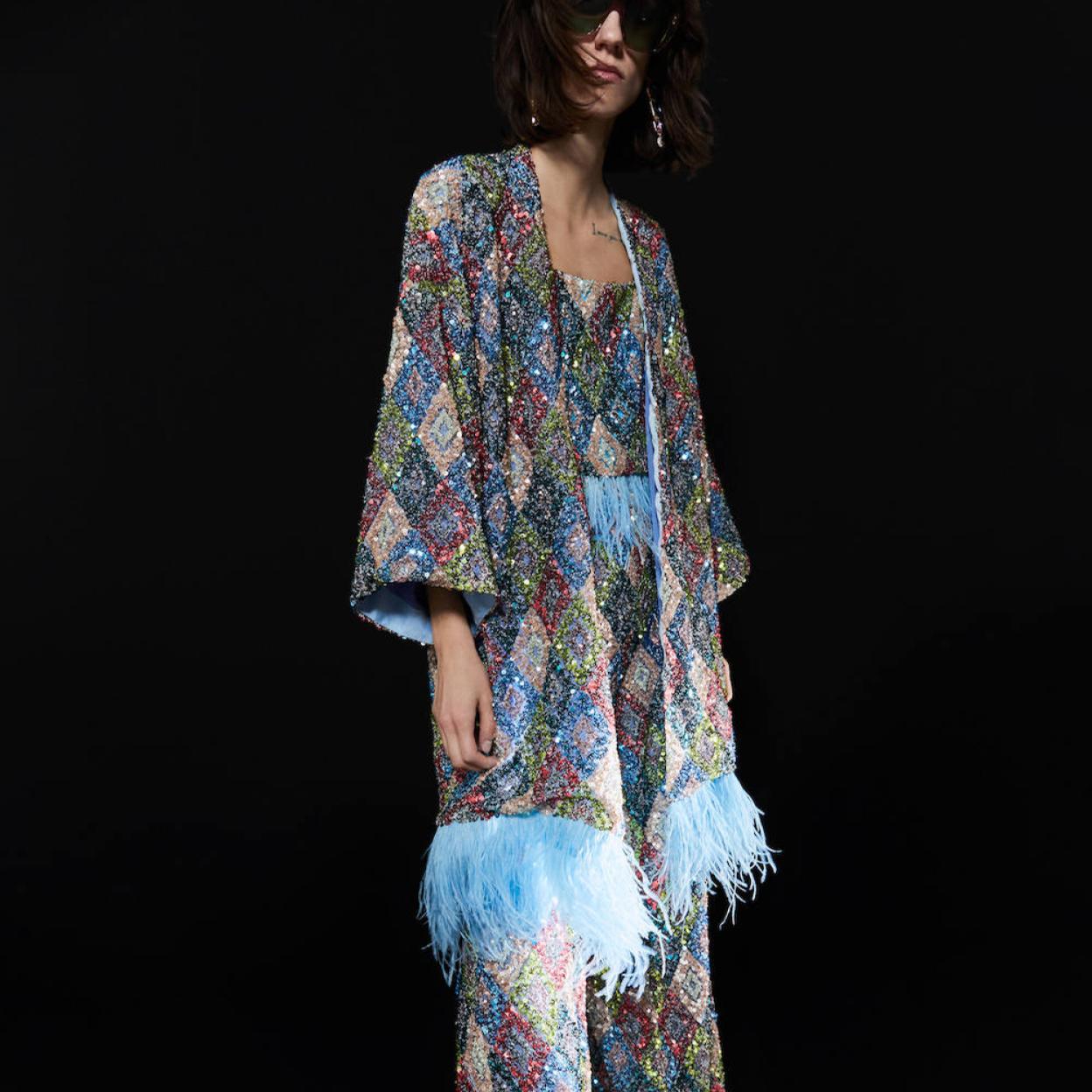 Pincha en la imagen para ver 9 tops de lentejuelas que van a convertir cualquier estilismo con falda o con pantalón en un look de fiesta impecable