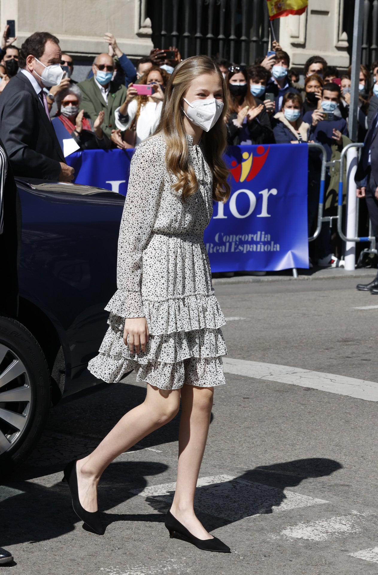 El primer 'síntoma' del cambio de estilo de Leonor lo vimos en el 30º Aniversario del Instituto Cervantes, donde lució un minivestido de gasa con detalle de volantes y estampado de flores liberty de Poète.